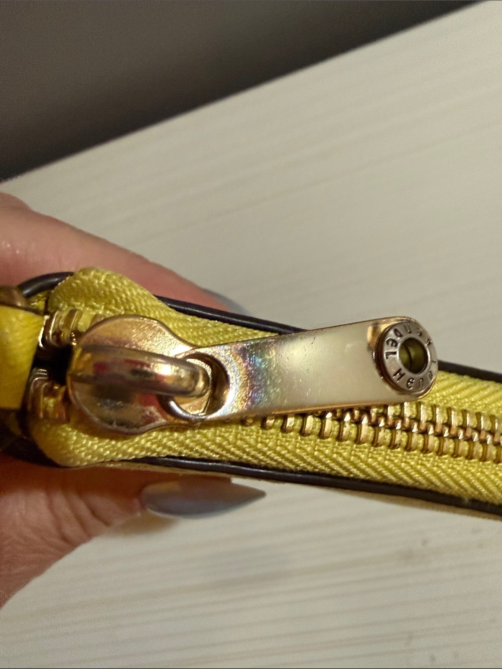 Henri Bendel West 57th wallet a zip-around closure and gold-tone hardware - Picture 7 of 10